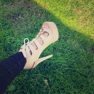 Lacey platform heels 😍